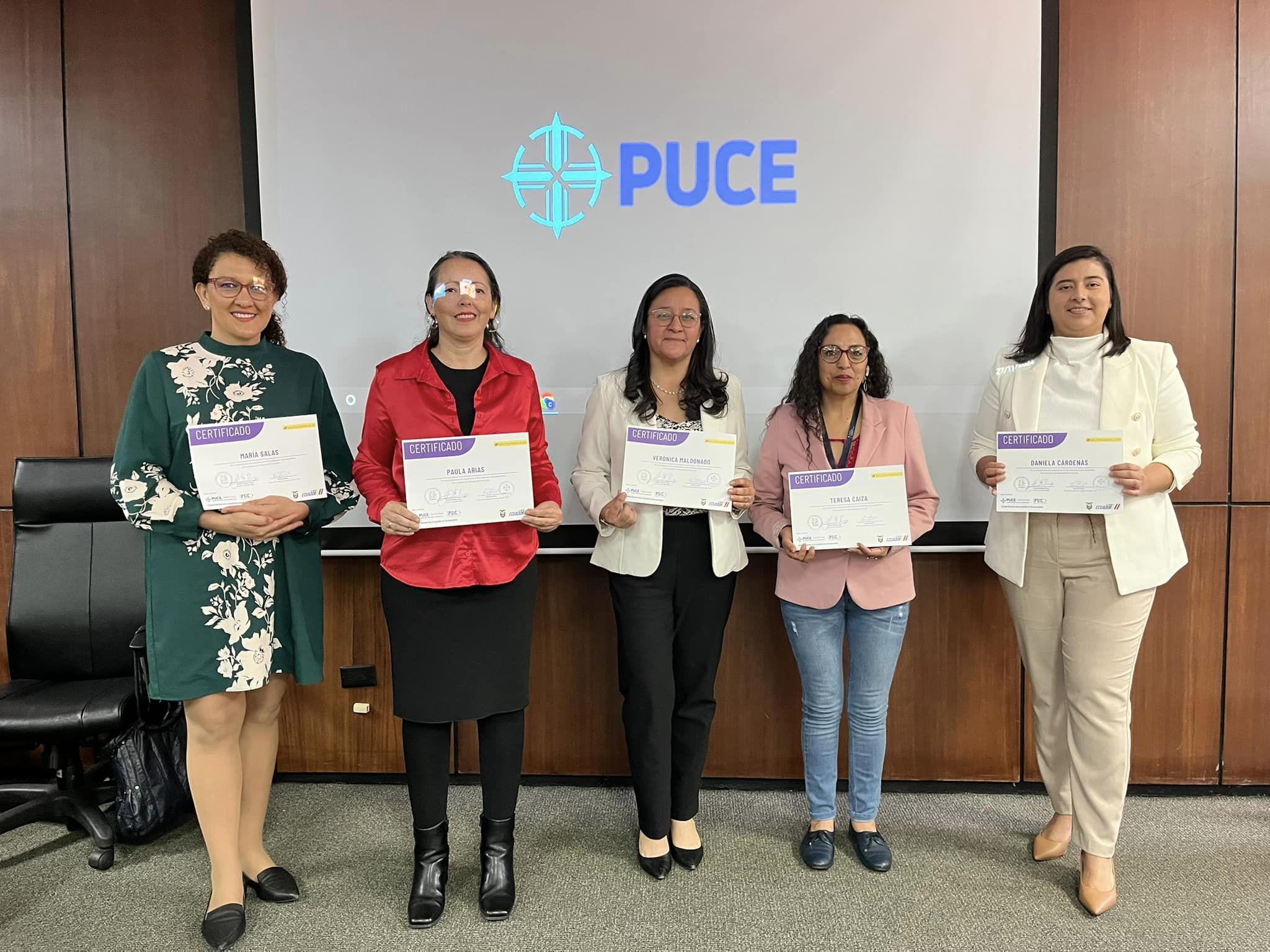 mujeres reciben certificado de participación en el foro